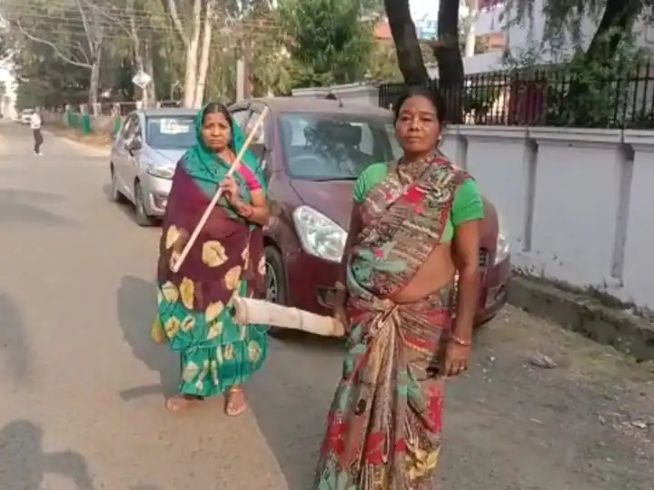 jabalpur women carrying logs